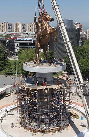 Skopje, Makedonija, 210611.U prisustvu velikog broja znatizeljnika konacno je sklopljen i postavljen najveci broncani kip Aleksandra Makedonskog, nazvan 