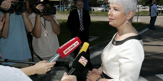 Zagreb 230611.Aerodrom Pleso.Premijerka Jadranka Kosor odlazi u sluzbeni posjet Bruxellesu.Neposredno prije dala je izjavu za medije.Foto: Goran Mehkek / Cropix