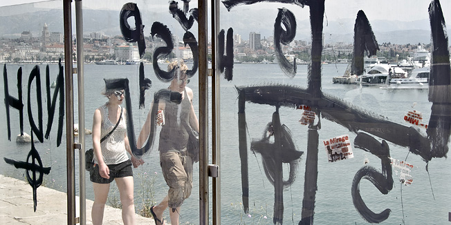 Split, 020611.Isarana stakla nacistickim i ustaskim simbolima  na autobusnoj stanici kod Banovine.Foto: Josko Ponos / CROPIX