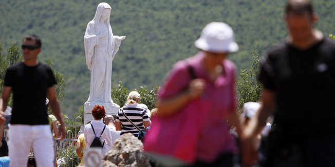 Medjugorje, 250610Na 29. obljetnicu ukazanja Gospe, danas je oko 15:00h vjernika iz svih krajeva svijeta posjetilo Medjugorje.Na slici: Vjernici se mole pored kipa Gospe na mjestu ukazanja.Foto: Dado Ruvic / CROPIX