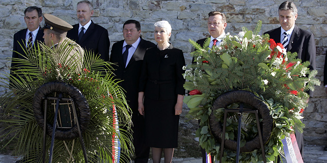 Zagreb 250611.Medvedgrad.Oltar domovine.Povodom dana drzavnosti , premijerka Jadranka Kosor, predsjednik Ivo Josipovic i Luka Bebic pilozili su vijence i zapalili svijece na oltaru domovine.Premijerka s ministrima.Foto: Goran Mehkek / Cropix