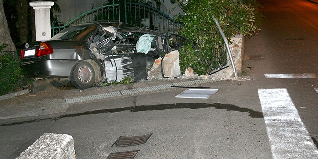 Malinska , Krk, 250611.Nocas je u Malinskoj nesto prije 3h u noci doslo do strahovite prometne nesrece u kojoj je poginula 33-godisnja suvozacica iz Zagreba. Do nesrece je doslo kada je vozac u alkoholoziranom stanju izgubio kontrolu nad neregistriranim vozilom i zabio se u zid pored zid ceste.Foto: Policija / CROPIX