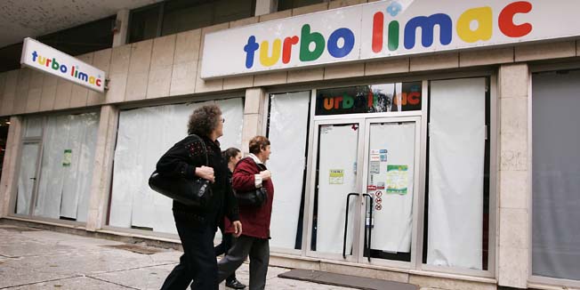 Osijek, 061010.Ekonomska kriza nije zaobisla ni Goranka Fizulica vlasnika tvrkte Magma u cijem sastavu je i lanac trgovina Turbo limac. Tako je u samom centru Osijeka ovih dana zatvoreno i dvije Magmine trgovine, Magma home na Trgu Ivana Pavla II i trgovina Turbo limac u Prolazu Julija Benasica.Foto: Vlado Kos / Criopix