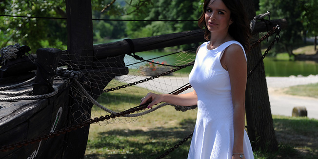 Catez, 280611.Termalna rivijera Catez slavi dvadeset godina postojanja i tom su prigodom otvorili hodnik koji povezuje hotele Catez i Toplice i nazvali ga hodnikom slavnih. Namjera im je da hodnik popune fotografijama slavnih koji su svoju vjernost pokazali termama. Prve fotografije i potpisivanje na zid slavnih dobili su HNS, odnosno hrvatska nogometna reprezentacija  sa predstavnicima Nikolom Jurcevicem i Vlatkom Markovicem, slovenski kosarkaski reprezentativac Matjaz Smodis i Severina. U sklopu obljetnice otvoreno je i igraliste za odbojku na pjesku kao i nogometni pjescani teren pored indijanskog sela.Na slici: Severina Vuckovic. Foto: Srdjan Vrancic / CROPIX