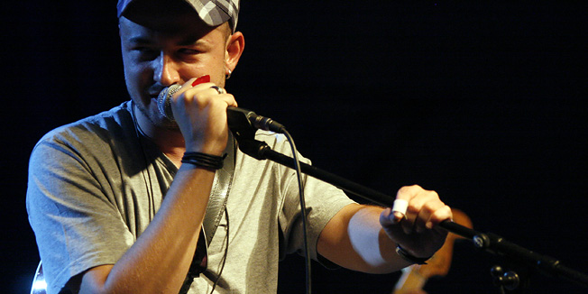 Varazdin, 290611.U varazdinskoj dvorani Graberje odrzan je prvi koncert iz turneje pobjednika zabavnog showa Hrvatska trazi zvijezdu.Pred veselom mladjom publikom nastupili su pobjednici i finalisti iz 2010. i 2011. godine.Na slici pobjednik 2011. godine, Goran Kos.Foto: Andrej Svoger / Cropix