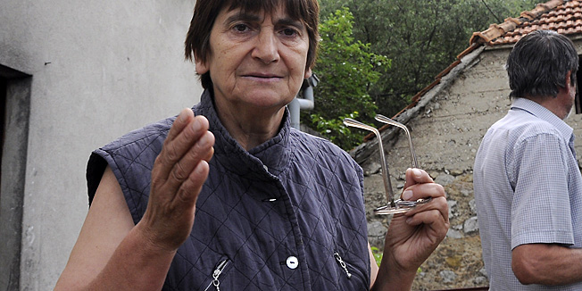 Drnis, 090611.Nestanak djevojke Antonije Bilic.Na fotografiji: Majka Milka u dubokom soku objasnjava kad je posljednji put vidjela svoju djevojcicu i otac Mile, desno s novinarom.Foto: Marija Mihic / CROPIX