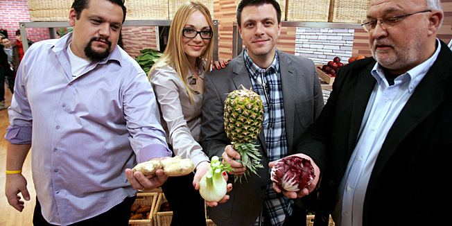 Zagreb, 080311.Jadran film, Oporovecka 12.U studiju Jadran filma predstavljen je novi koncept reality showa Nove TV pod nazivom MasterChef Hrvatska. Kandidati, raznih zanimanja poput umjetnika, inzenjera, pravnika, trgovaca, arhitekata, kucanica i slicno, dokazivali su svoju ljubav prema kulinarstvu kroz razna umijeca u pripremi hrane, pravilnim rezanjem luka ili pripremanjem jela od zadanih namirnica iz hladnjaka.Clanovi zirija su Tomislav Gretic, Radovan Marcic i Mate Jankovic, voditeljica programa je Jasna Nanut, a Sinisa Svilan , direktor Nove TV je novinarima predstavio koncept showa.Na slici: Tomislav Gretic, Jasna Nanut, Mate Jankovic, Radovan Marcic.Foto: Tomislav Kristo / CROPIX