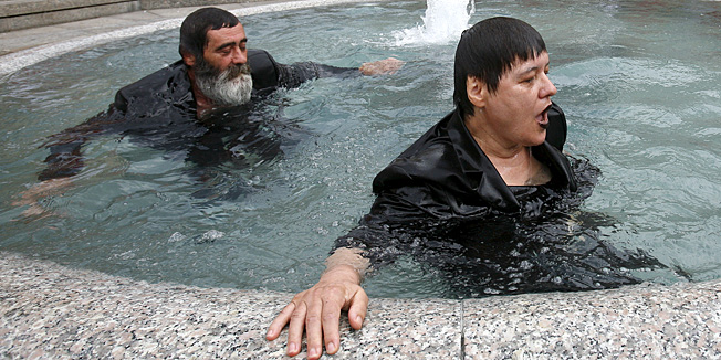 Zagreb, 300611.Trg Bana Jelacica.Vlasta Delimar i Milan Bozic izveli su performans uz pratnju zlih bubnjara u znak i sjecanje na apsolutnog umjetnika Antonia Gotovca Lauera.Na slici: Vlasta i Milan okupali su se u Mandusevcu.Foto: Goran Mehkek / CROPIX *** Local Caption *** 