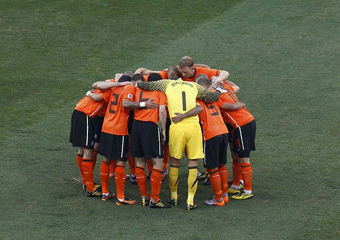 Netherlands players huddle before kick-off during their 2010 World Cup quarter-final soccer match against Brazil in Port Elizabeth July 2, 2010. REUTERS/David Gray (SOUTH AFRICA  - Tags: SPORT SOCCER WORLD CUP)
