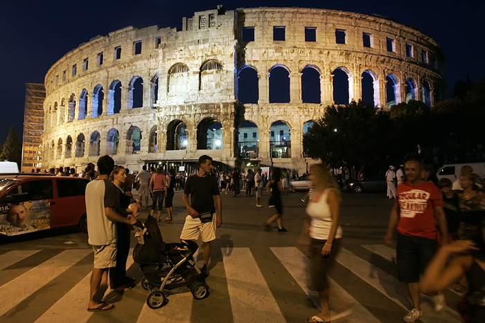 Pula, 210809.U sklopu jubillarnog 10. medjunarodnog ljetnog Histria festivala u Areni je nastupila bosanska zvijezda Dino Merlin.Foto: Srecko Niketic / CROPIX
