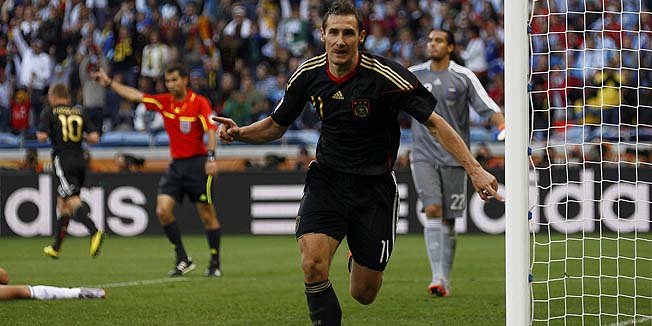 Germany's Miroslav Klose celebrates his goal during the 2010 World Cup quarter-final soccer match against Argentina at Green Point stadium in Cape Town July 3, 2010.   REUTERS/Kai Pfaffenbach (SOUTH AFRICA  - Tags: SPORT SOCCER WORLD CUP)