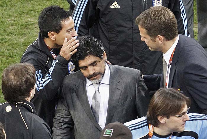 Argentina's coach Diego Maradona leaves the pitch after the 2010 World Cup quarter-final soccer match against Germany at Green Point stadium in Cape Town July 3, 2010.   REUTERS/Oleg Popov (SOUTH AFRICA  - Tags: SPORT SOCCER WORLD CUP)