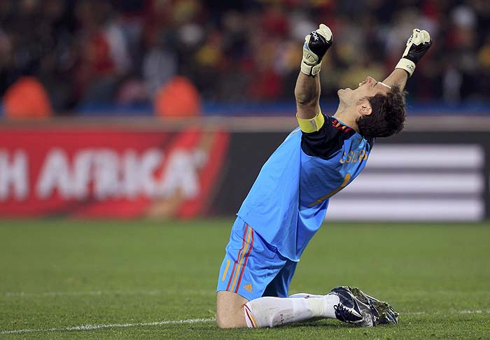 Spain's goalkeeper Iker Casillas celebrates after their 2010 World Cup quarter-final soccer match against Paraguay at Ellis Park stadium in Johannesburg July 3, 2010.  REUTERS/Marcelo Del Pozo (SOUTH AFRICA  - Tags: SPORT SOCCER WORLD CUP)