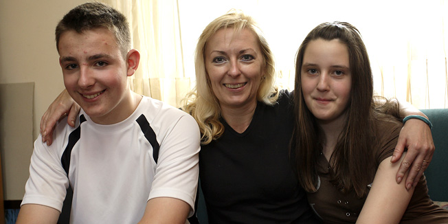 Zagreb, 020710.Tema: koliko roditelji u obitelji Crnko izdvajaju za dzeparac za svoju skolsku djecu.Na slici: Juraj, mama Sandra, Lea CrnkoFoto: Nenad Dugi / CROPIX- JL -