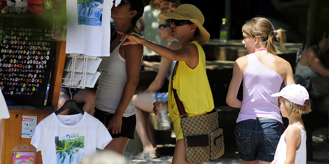 NP Krka Skardinski Buk ,050710.Poznata glumica Eva Longoria sa suprugom kosarkasem Tonyem Parkerom i  drustvo posjetili su slapiste Skradinski buk pogledala standove i nesmetano setala po parku bez ometnja mnostva turista.Foto: Niksa Stipanicev / CROPIX
