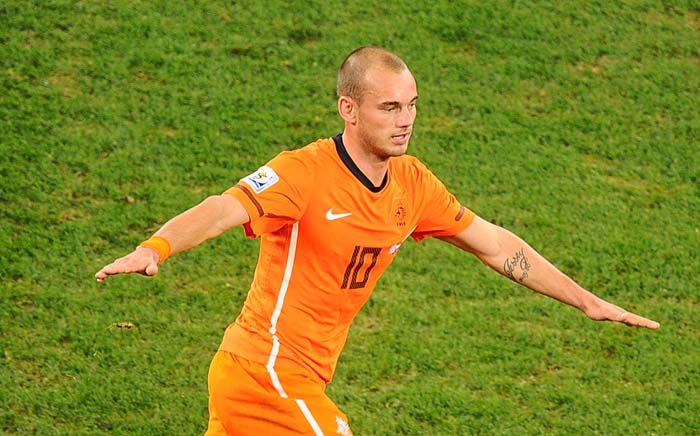 Netherlands' midfielder Wesley Sneijder celebrates after scoring the second goal of his team during the 2010 World Cup semi-final football match Uruguay vs. Netherlands on July 6, 2010 at Green Point stadium in Cape Town. The Netherlands defeated Uruguay 3-2.  NO PUSH TO MOBILE / MOBILE USE SOLELY WITHIN EDITORIAL ARTICLE-    AFP PHOTO / CHRISTOPHE SIMON