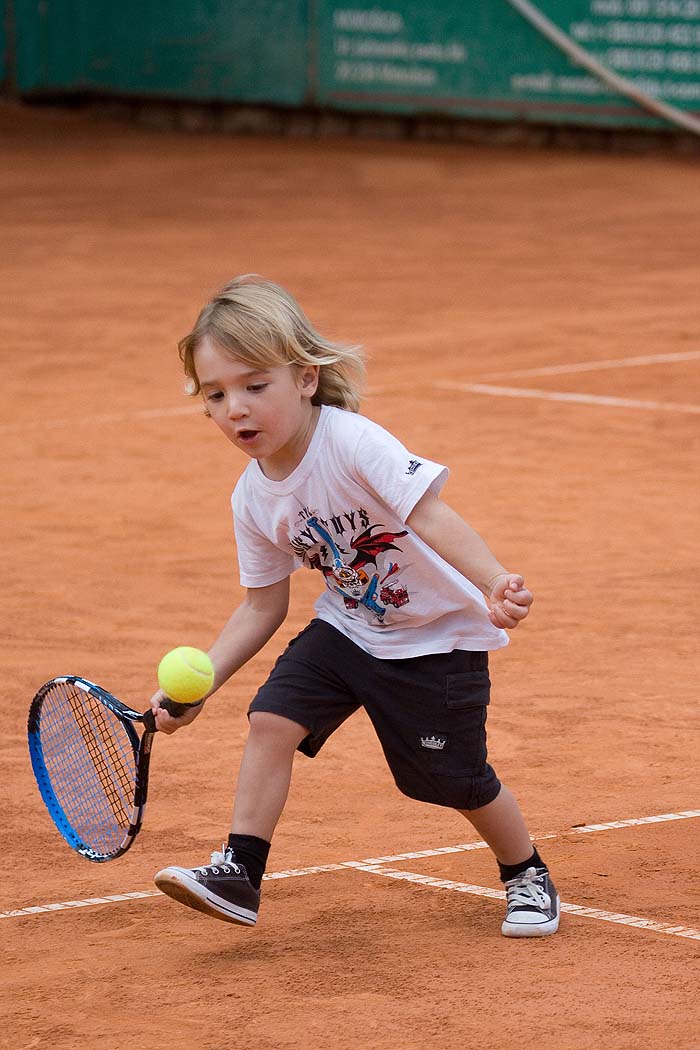 Dubrovnik, 070710.U sklopu humaniterne akcije za obnovu djecjeg odjela Opce bolnice u Dubrovniku, John McEnroe i Goran ivanisevic odrzali su sat tenisa sa najmladjima. Dogadjaj je izazvao veliku paznju djece i roditelja. Na fotografiji: Tatinim stopama krenuo je najmladji Ivanisevic, Emanuel.Foto: Sinisa Sunara / Cropix