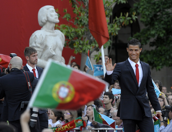Portugal's national football team captain Cristiano Ronaldo waves to people after a reception  at the Council in Covilha, central Portugal, on May 29, 2010. Portugal is holding training camp in preparation for the upcoming WC2010 in South Africa. AFP PHOTO/MIGUEL RIOPA