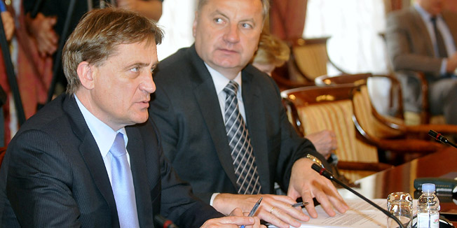 Zagreb, 200510.Redovita sjednica Vlade RH.Na slici: Bozidar Kalmeta (ministar prometa) i Djuro Popijac (ministar gospodarstva).Foto: Bruno Konjevic / CROPIX