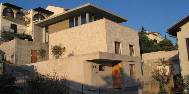 Tisno, 090710.Kuca Ante Bebica, sina Luke Bebica. Po tvrdnji susjeda Ante gradi bespravnu garazu.Foto: Zeljko Huljev