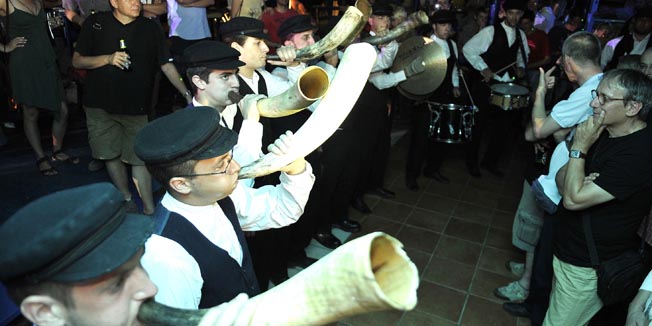 Split, 090710.U Klubu O Hara organizirana je vecer u spomen na dugogodisnjega novinara âSlobodne Dalmacijeâ, urednika âPoletaâ i otocnog aktivista Zorana Franicevica. Predstavljena je knjiga Posljednji sekretar SKOJ-a u kojoj su odabrani Zoranovi tekstovi iz âSlobodne Dalmacijeâ. Na slici: na promociji knjige zasvirala je i Tovareca muzika.Foto: Josko Ponos / CROPIX