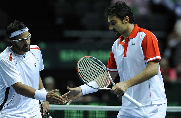 Split, 100710 . Drugi dan turnira Davis cup, susret izmedju Hrvatske i Srbije u Splitu u kojem se susrecu Mario Cilic i Ivan Dodig (Hrvatska) protiv Janka Tipsarevica i Nenada Zimonjica (Srbija).Na slici: Tipsarevic i ZimonjicFoto: Paun Paunovic / CROPIX 