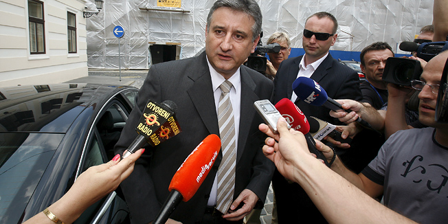 Zagreb, 150710.Trg Sv. Marka.Banski dvori.Sjednica Vlade Republike Hrvatske.Na slici: Tomislav Karamarko daje izjavu za novinare.Foto: Goran Mehkek  / CROPIX