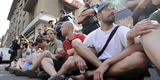 Zagreb, 150710.Radnici su srusili stabla u Varsavskoj ulici gdje su poceli radovi na ulazu u garazu projekta Cvjetni prolaz, radi cega su dosli aktivisti sprijeciti daljne radove, nakon cega ih je interventna policija odvela u stanicu.Foto: Drago Sopta / CROPIX