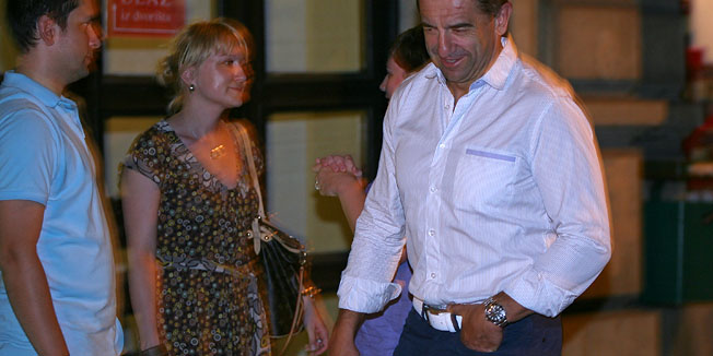 Zagreb, 150710.Krizanje Gunduliceva i Masarykova.Od jutros policijske snage provode uhicenja gradjana koji prosvjeduju protiv raskopavanja Varsavske, najmanje ih je 140 uhiceno. Oko 21 sati prosvjednici su se ponovo okupili. Na slici: pored prosvjednika prosao je i ministar Darko Milinovic.Foto: Neja Markicevic / Cropix