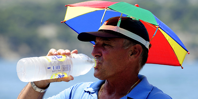 Sibenik, 160710.Vrucina u Sibeniku.Na slici: zastita od sunca na glavi i voda za rashladjenje.Foto: Niksa Stipanicev / CROPIX