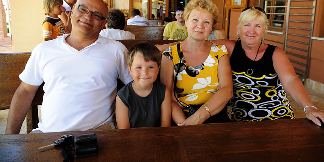 Skradin, 170710.Odmoriste Krka na A1 Zagreb SplitAnketa sa stranim turistima koliko znaju o HrvatskojNa slici obitelj Stefana Koronersa iz RusijeFoto: Niksa Stipanicev / CROPIX-special jl-