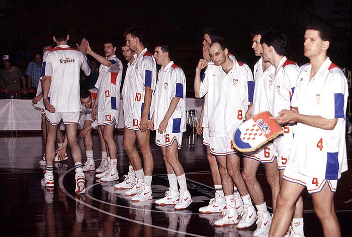 drazen petrovic i reprezentacija hrvatskefoto  arhiva eph-zovjut-