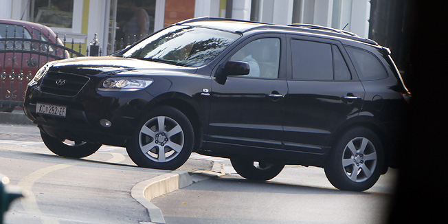 Koprivnica, 170710.Gradonacelnik Koprivnice Zvonimir Mrsic kupio je novog automobila terenca Hyundai Santa Fe kojeg je platio 123.000 kuna u gotovini a kupio ga je od svoje place.Na slici:Gradonacelnik Zvonimir Mrsic u novom automobilu na ulazu u dvoriste kuce u Krizevackoj ulici.Foto: Nikola Wolf / Cropix / Podravski list