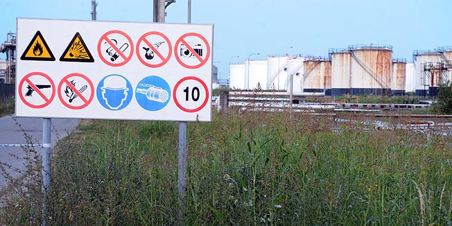 Zagreb, 220710.Dioki, Zitnjak. Iz Janafovog skladista na Zitnjaku iscurila je velika kolicina dizela. Prema dosad poznatim informacijama rijec je o barem jednoj cisterni.Foto: Damir Krajac / CROPIX