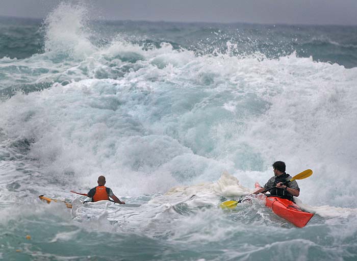 Dubrovnik,150510.Domagoj Papac, desno, i Marko Grubisic vodici Adriatic Kayak Tours,  morali su otkazati Subotsku turu sa gostima zbog Juga i velikih valova. Zato su  sami veslali od plaze Sv. Jakova okolo zidina u Dubrovniku do Pila. Uplasili su turiste i domace koji su mislili da treba par spasiti, ali u realnost su dvojica uzivali po Dubrovackom akvitoriju.Foto: Branimir Kvartuc / CROPIX