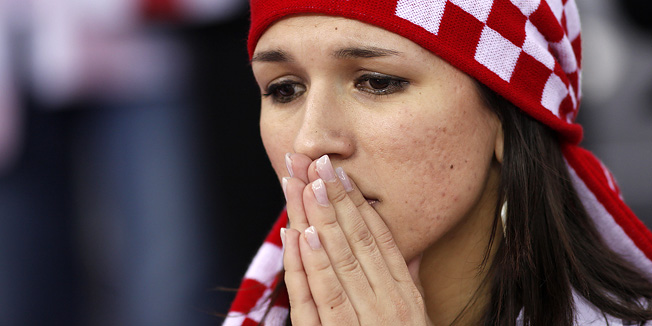 Zagreb, 010209.Sportska dvorana Arena Zagreb.Svjetsko prvenstvo u rukometu Croatia 2009. Finalna utakmica izmedju reprezentacija Hrvatske i Francuske.Na slici: tuzna navijacica, nesretna sto nismo osvojili zlatnu medalju.Foto: Dragan Matic / CROPIX