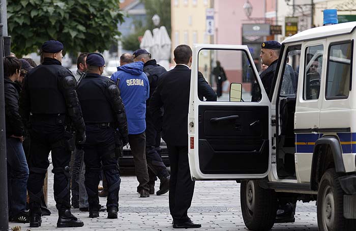 Varazdin, 131009.U Varazdinu se na gradskom stadionu NK Varteks igra nogometna utakmica izmedju  U-21 momcadi Hrvatske i Srbije, navijaci su se zagrijavali po kaficima diljem grada te kasnije uz navijacke pjesme zajedno krenuli prema nogometnom stadionu bodriti svoju momcad.Ipak bilo je i onih koji nisu slijedili primjer vecine te je tako doslo do manjeg izgreda na ulicama Varazdina u kojem je nekoliko mladjih navijaca napalo starije goste iz Srbije, ali je policija odmah intervenirala i sprijecila daljnji razvoj dogadjaja.Foto: Andrej Svoger / Cropix
