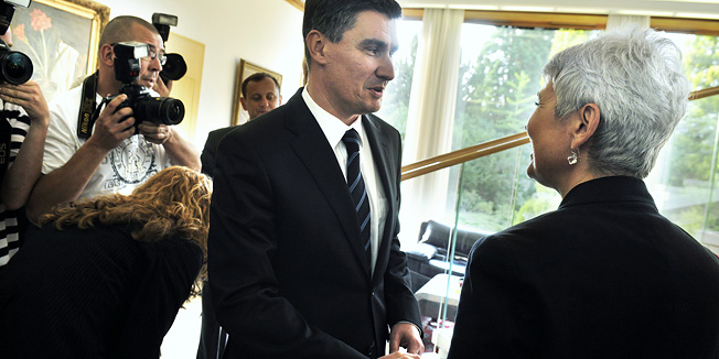 Zagreb, 030709.Ured predsjednika, Pantovcak.Konzultacije predsjednika republike Stjepana Mesica s celnicima parlamentarnih stranaka povodom odlaska Ive Sanadera sa premijerskog mjesta.Na slici: predsjednik SDP-a Zoran Milanovic cestita predsjednici HDZ-a Jadranki Kosor na dobivenom mandatu za sastavljanje Vlade.Foto: Boris Kovacev / CROPIX