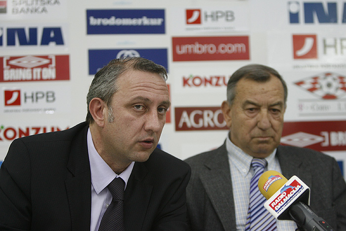 Split, 120210.Poljud.Nadzorni odbor Hajduka na danasnjoj je sjednici izabrao novog trenera. Stanko Poklepovic tako ce zamijeniti Edoarda Reju na klupi splitskog kluba.Na fotografiji: predsjednik Hajduka Josko Svagusa i novoizabrani trener Stanko Poklepovic.Foto: Vladimir Dugandzic / CROPIX