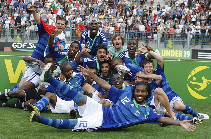 Alexandre Lacazette, of France, celebrates with his teammates the 2-1 win over Spain during the UEFA European Under-19 Championship final soccer match, between France and Spain, at Michel d'Ornano stadium, Friday, July 30, 2010, in Caen, northwestern France. (AP Photo / Michel Euler)