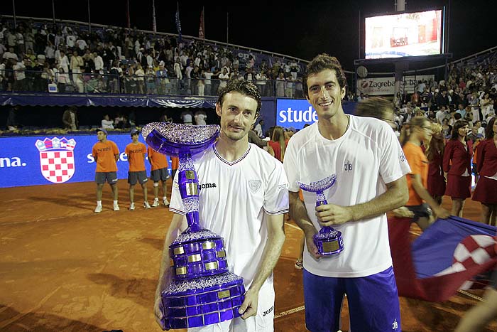 Umag, 010810. ATP Studena Croatia Open Umag, Stella Maris. Finale 21. Studena Croatia Open Umag igraju Potito Starace (ITA) protiv Juan Carlos Ferrero (ESP). Na fotografiji: Pobijednik Ferero i Starce sa peharima.Foto: Srecko Niketic / CROPIX