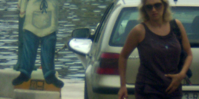 Postira, Brac, 310710.Pjevacica Ivana Vrdoljak Vanna snimljena s obitelji na rivi. Na prvi pogled sa trbuscicem cini se da je Vanna ponovo trudna.Foto: CROPIX