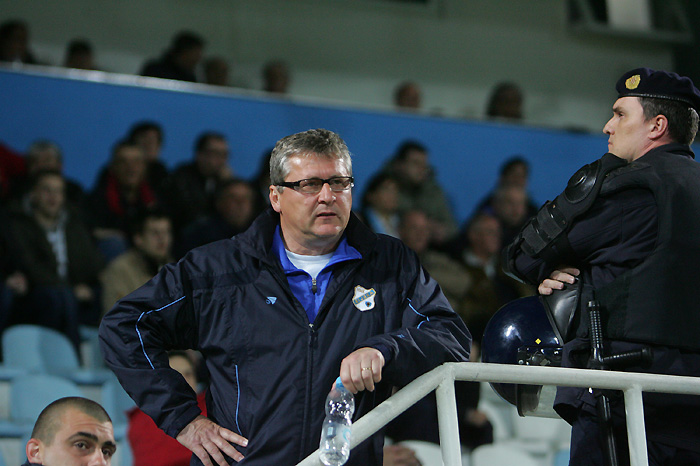 Rijeka, 030410.Stadion Kantrida.Nogometna utakmica 23. kola T-Com prve HNL izmedju Rijeke i Dinama.Na slici: Nenad Gracan trener Rijeke drugo poluvrijeme  gledao je utakmicu iz gledalista jer mu je sudac dodijelio crveni karton.Foto: Zeljko Sop / CROPIX