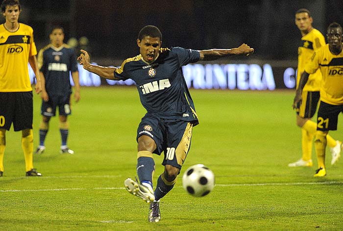 Zagreb, 040810.Stadion Maksimir.Liga Prvaka, 3. pretkolo, uzvratna utakmica.Susret NK Dinamo - Sheriff (Moldavija).Na slici: Sammir postize gol iz jedanajsterca.Foto: Damir Krajac / CROPIX