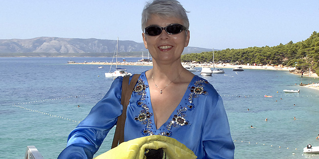 Bol, 070809.Presjednica Vlade RH Jadranka Kosor boravi u hotelu Elaphusa u Bolu na otoku Bracu na godisnjem odmoru.Jadranka Kosor pred odlazak na plazu.Foto : Jadran Babic / CROPIX