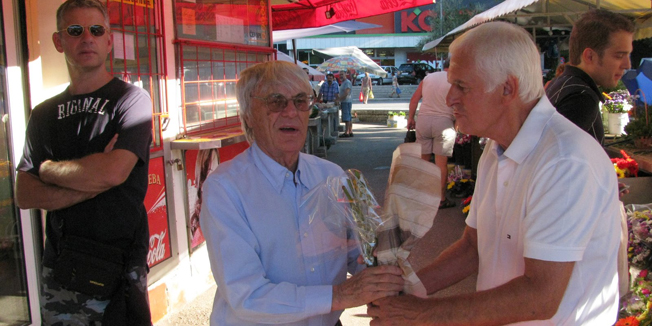 Trogir, 080810.Jucer je u Trogir stigao stari gost - Berni Ecclestone vlasnik Formule 1 sa novom djevojkom. Nakon dolaska vlastitim avionom uputio se na jahtu Petra gdje je prenocio i danas otplovi na sedmodnevno krstarenje srednjom Dalmacijom.Na slici: Berni Ecleston kupuje cvijece na trogirskoj trznici.Foto: CROPIX