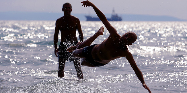Split, 101009.Posljednje lijepe dane Splicani su iskoristili za kupanje na Bacvicama , jer meterolozi od veceras najavljuju naglo pogorsanje vremena , te ce se vec sutra kupati samo najhrabriji.Foto: Ante Cizmic / CROPIX