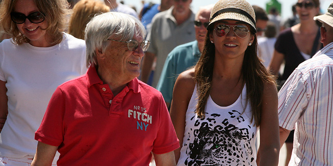 Hvar, 100810.Bernie Ecclestone vlasnik Formule 1, prosetao je hvarskom rivom, zajedno sa svojom novom djevojkom Fabianom Flosi.Foto: Damjan Tadic / CROPIX