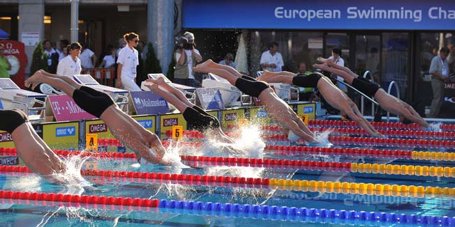 Swimmers dive for the men's 200m freestyle semifinal at the European Swimming Championships in Budapest on August 10, 2010.  AFP PHOTO / JOE KLAMAR