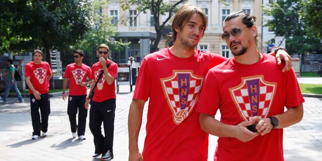 Bratislava, Slovacka, 110810.Na dan prijateljskog susreta sa nogometnom reprezentacijom Slovacke hrvatski nogometasi su prosetali starom jezgrom Bratislave.Na fotografiji: Niko Kranjcar i Vedran Runje.Foto: Ronald Gorsic / CROPIX